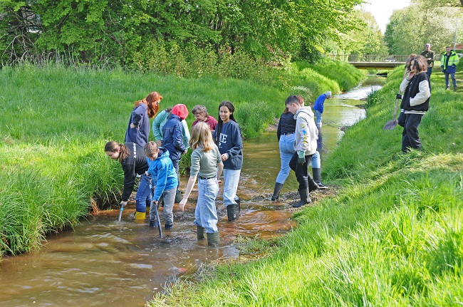 Schulklasse revitalisiert die Annenriede (10.05.2022)